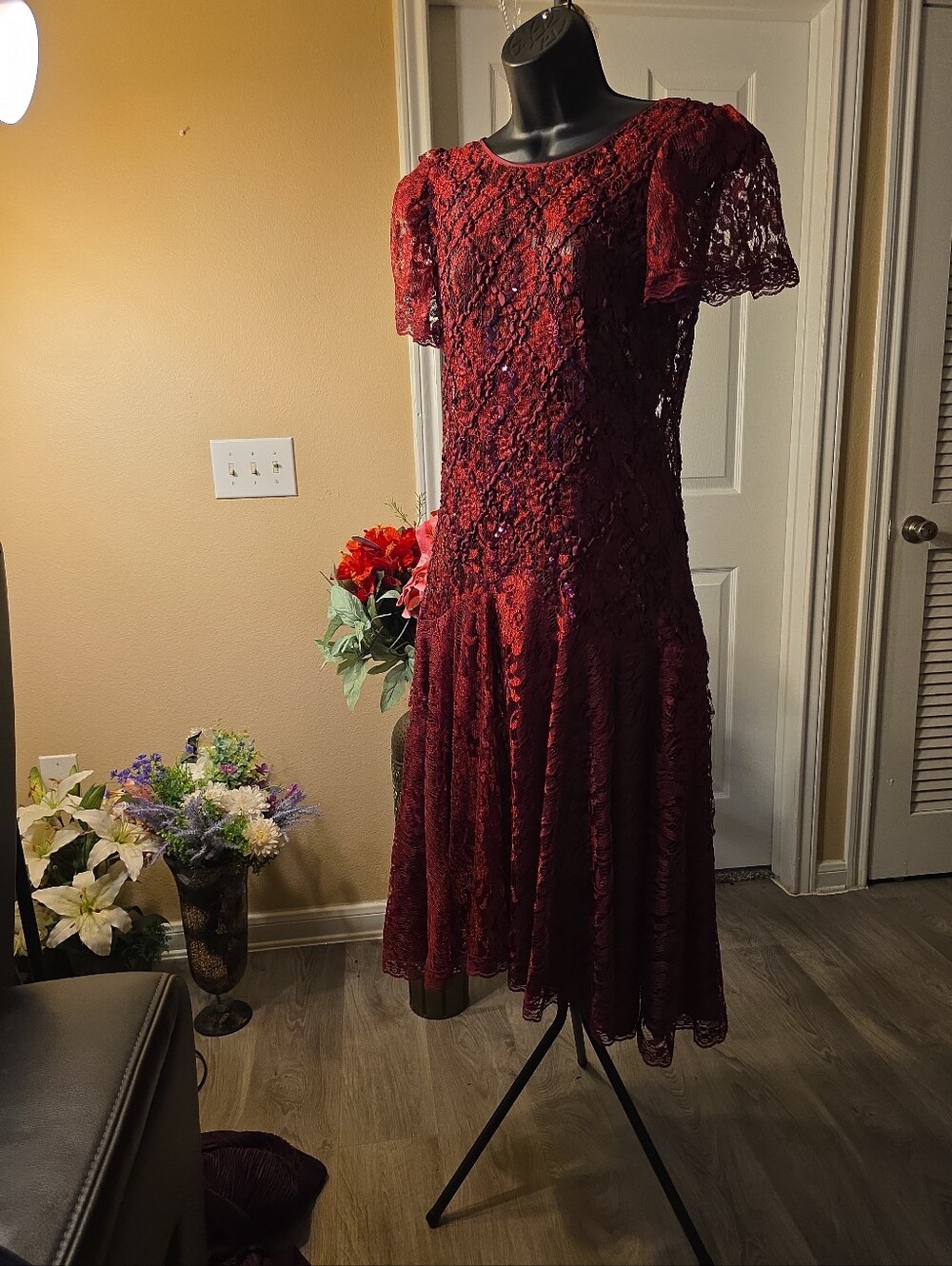 Elegant Burgundy Lace Midi Dress with Short Sleeves